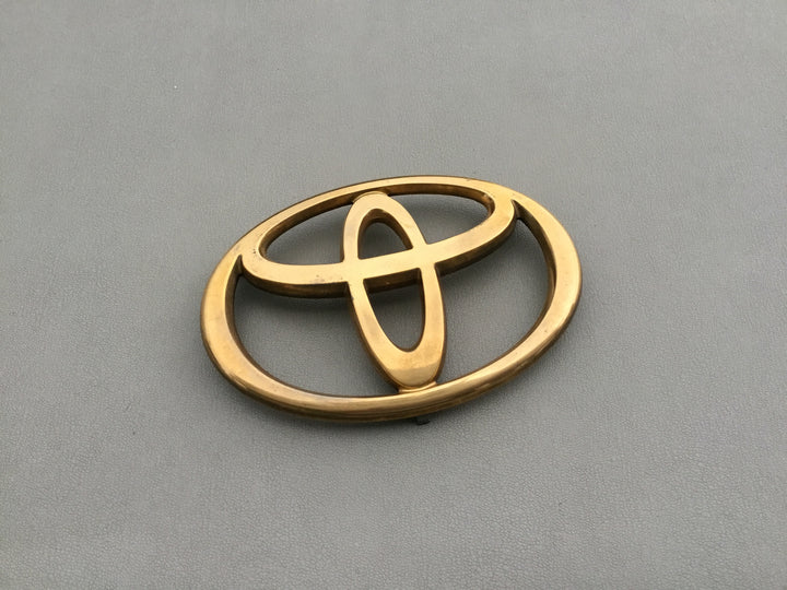 2002-2006 Toyota Camry Grille Emblem