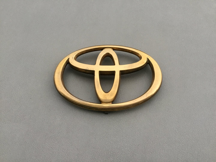 2002-2006 Toyota Camry Grille Emblem
