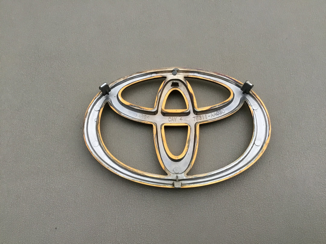 2002-2006 Toyota Camry Grille Emblem