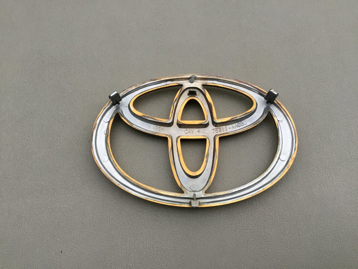 2002-2006 Toyota Camry Grille Emblem