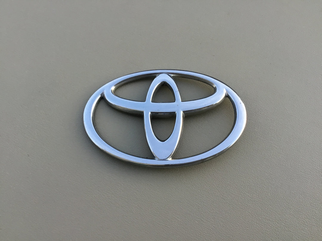 2000-2004 Toyota Avalon Grille Emblem