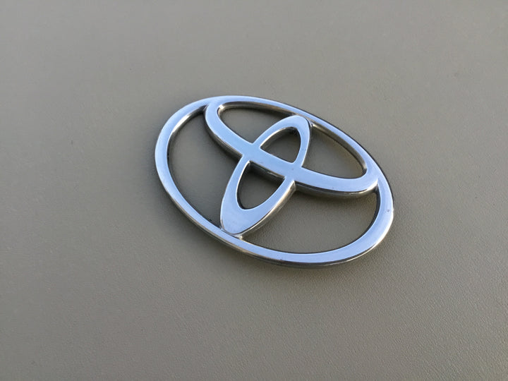 2000-2004 Toyota Avalon Grille Emblem