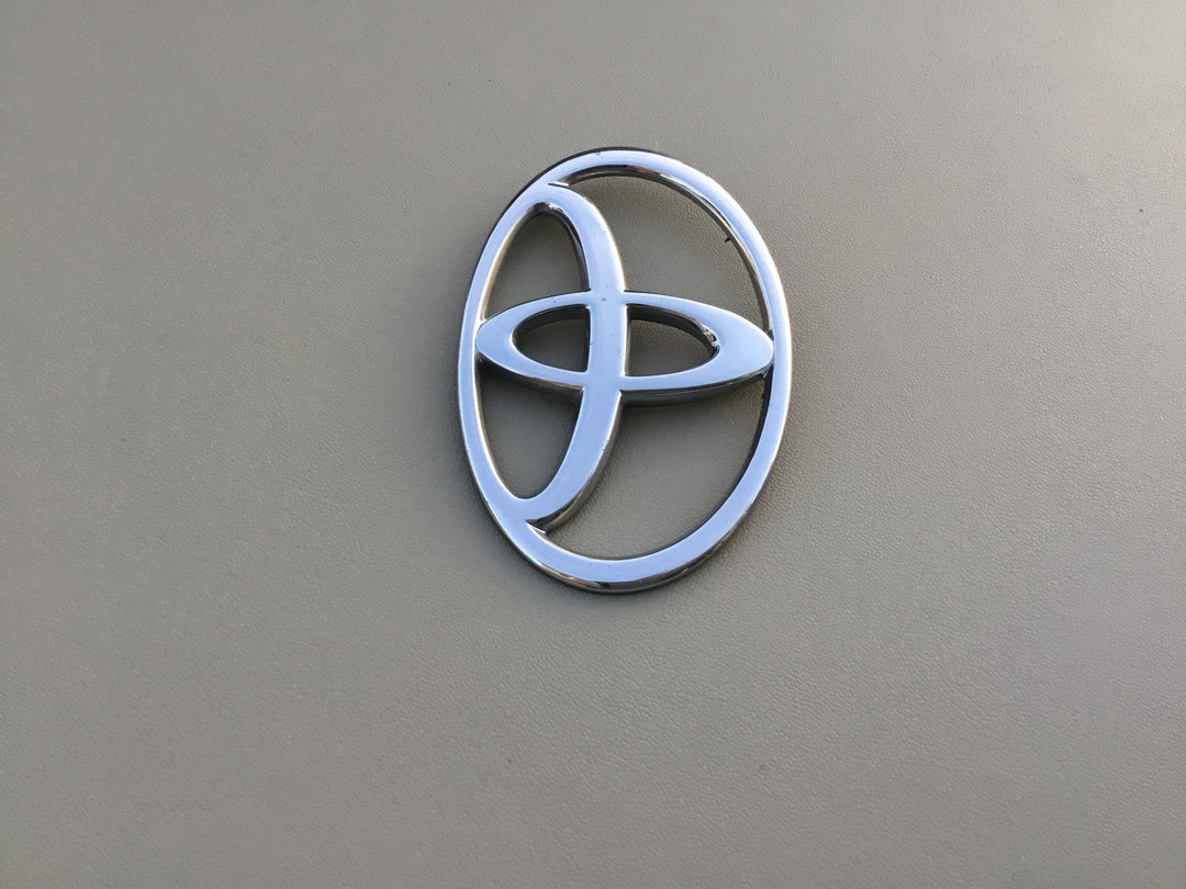 2000-2004 Toyota Avalon Grille Emblem