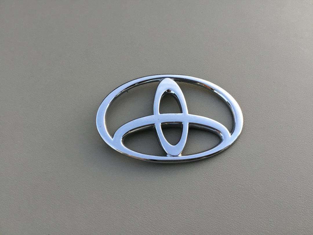 2000-2004 Toyota Avalon Grille Emblem