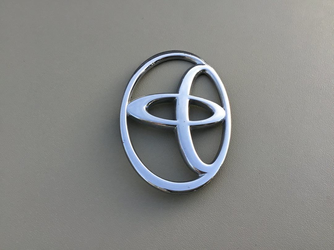 2000-2004 Toyota Avalon Grille Emblem