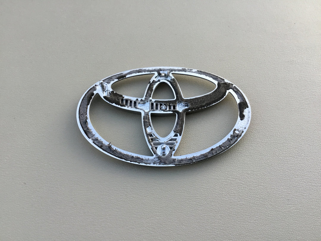 2000-2004 Toyota Avalon Grille Emblem