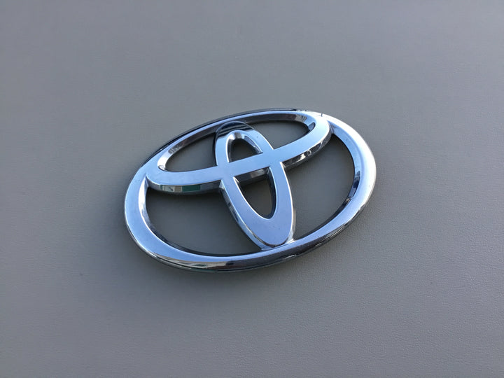 2007-2008 Toyota Solara Front Grille Emblem