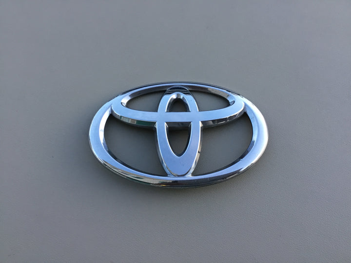 2007-2008 Toyota Solara Front Grille Emblem