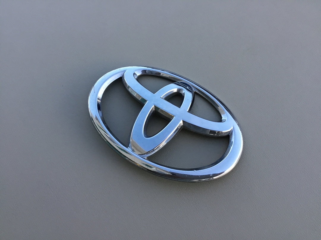 2007-2008 Toyota Solara Front Grille Emblem