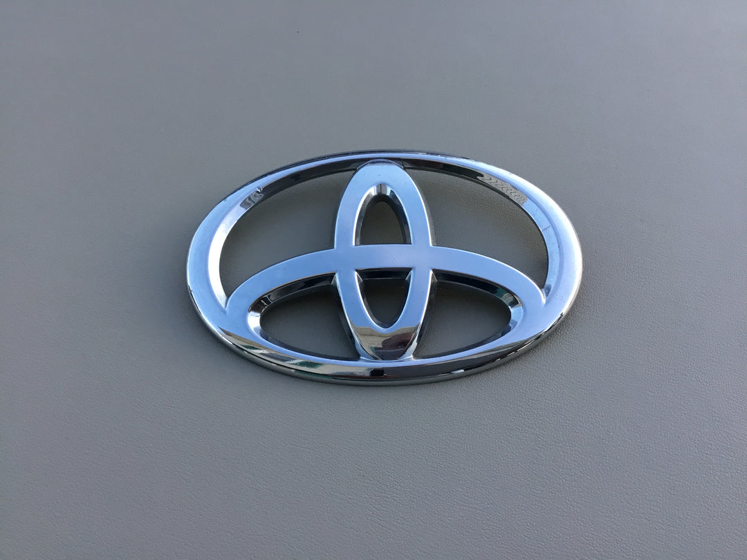 2007-2008 Toyota Solara Front Grille Emblem