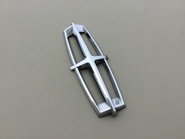 2010-2012 Lincoln MKT Front Grille Emblem