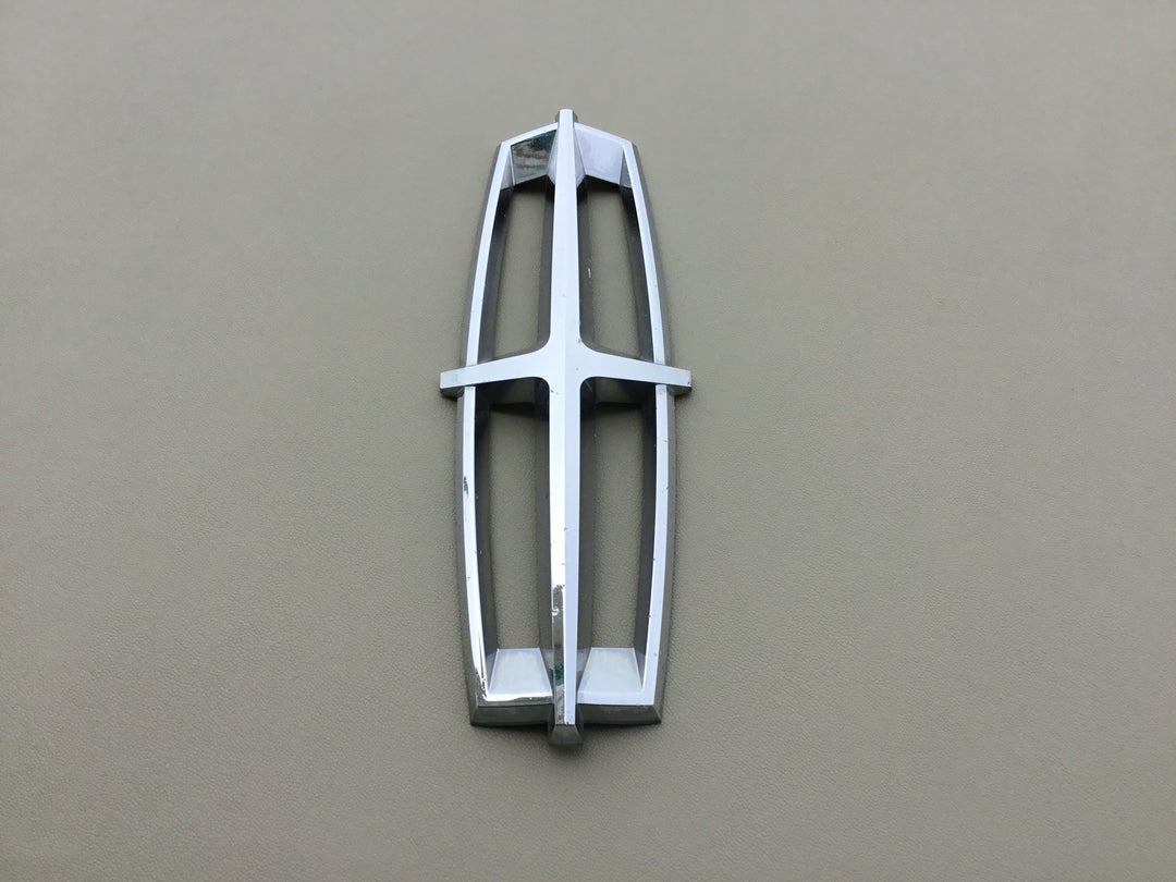 2010-2012 Lincoln MKT Front Grille Emblem