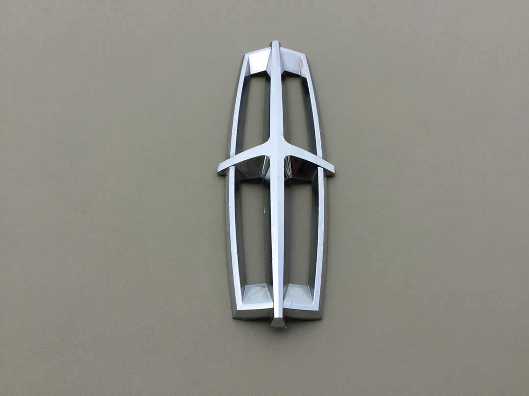 2010-2012 Lincoln MKT Front Grille Emblem