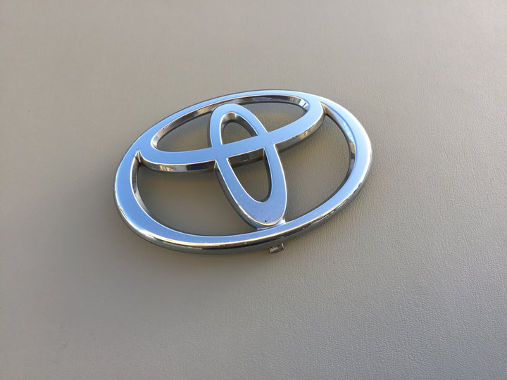 2003-2005 Toyota 4Runner Grille Emblem