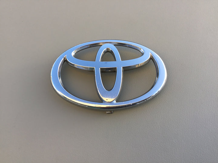 2003-2005 Toyota 4Runner Grille Emblem