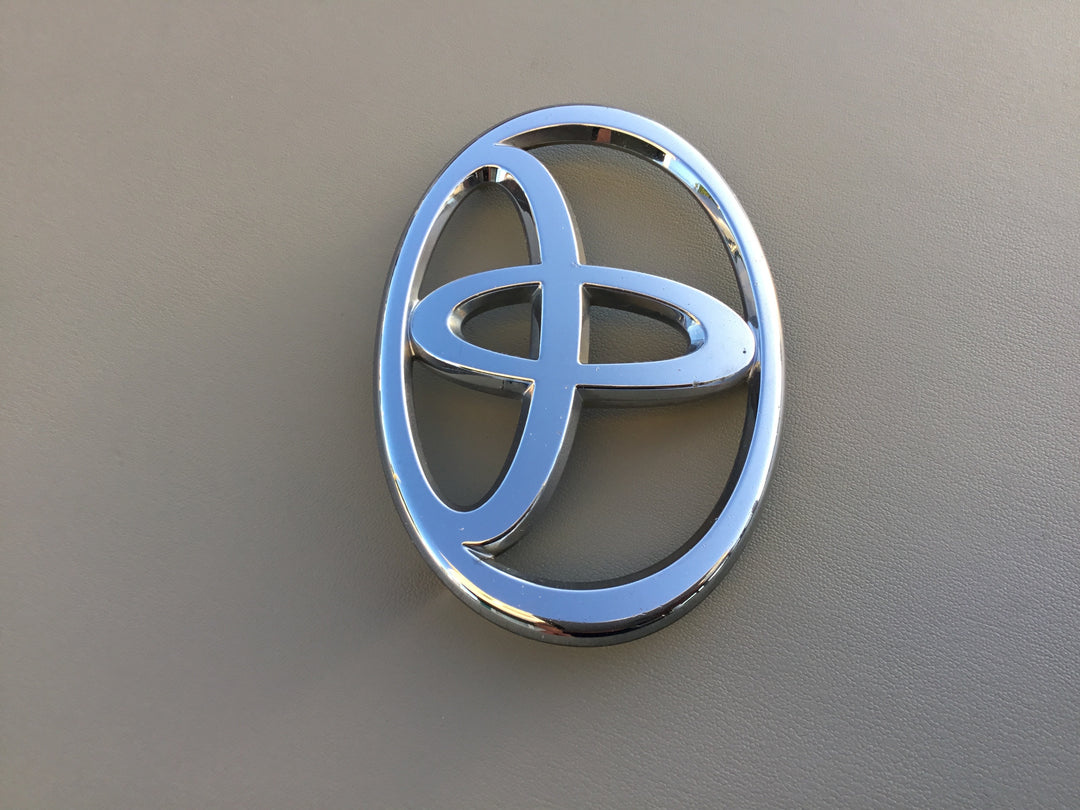 2003-2005 Toyota 4Runner Grille Emblem