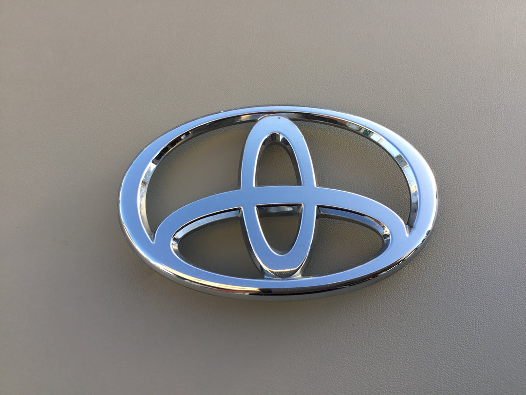 2003-2005 Toyota 4Runner Grille Emblem