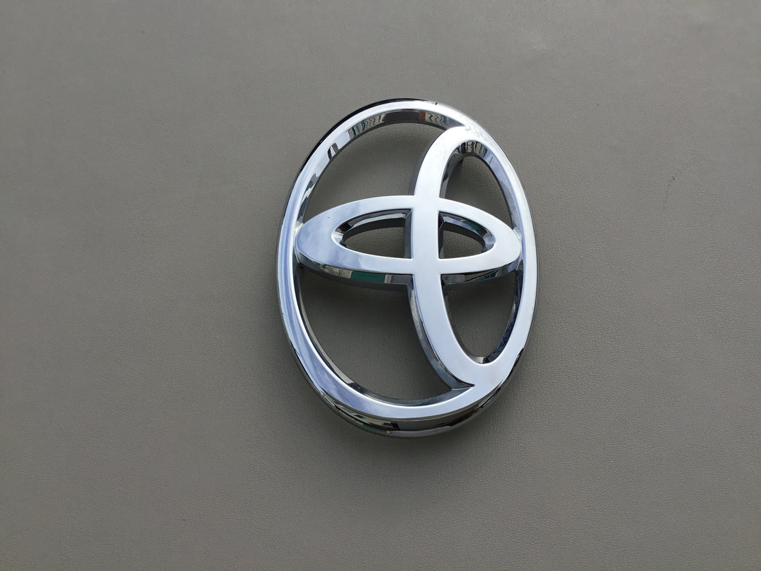2011-2013 Toyota Highlander Grille Emblem