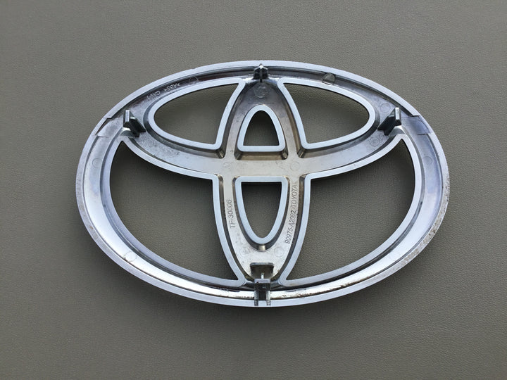 2011-2013 Toyota Highlander Grille Emblem