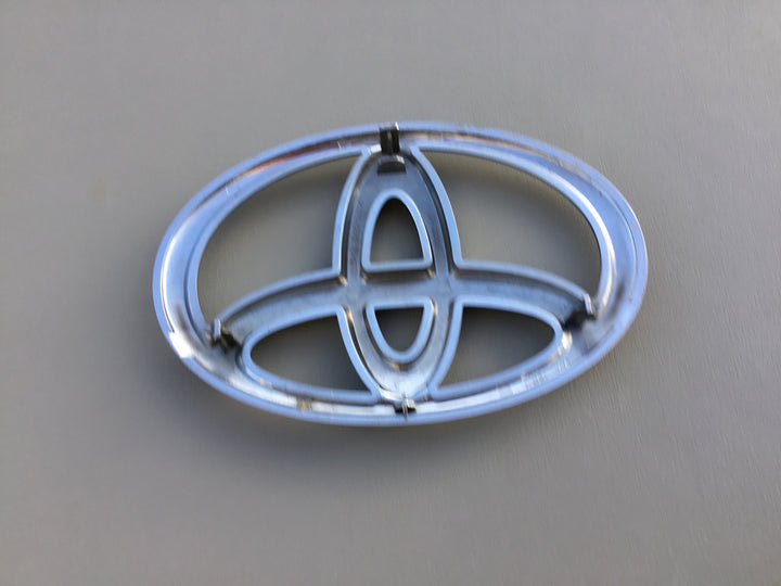 2011-2013 Toyota Highlander Grille Emblem