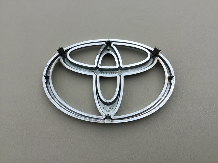 2000-2002 Toyota Tundra Grille Emblem