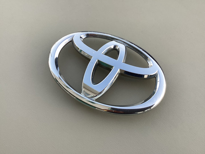 2015-2017 Toyota Camry Grille Emblem