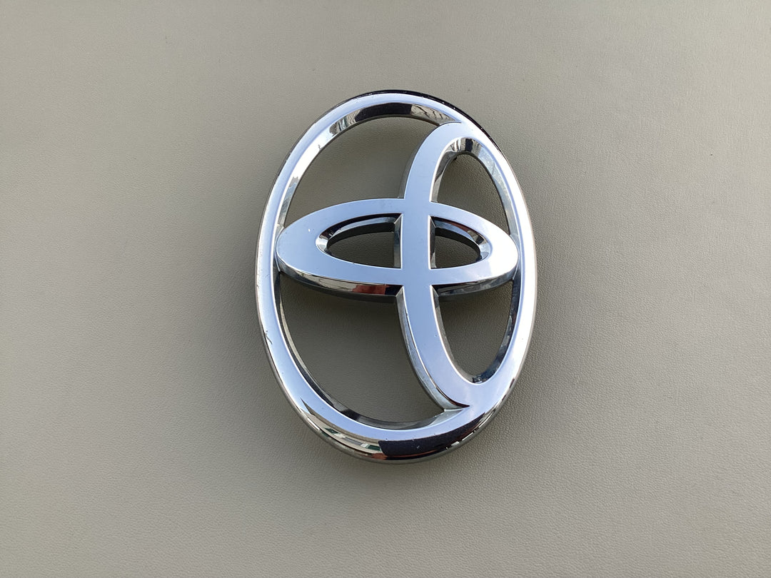 2015-2017 Toyota Camry Grille Emblem