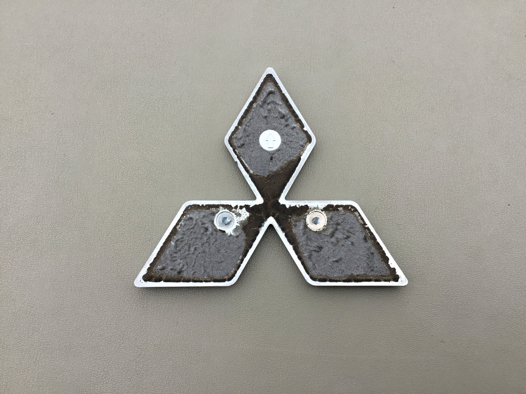 2000-2001 Mitsubishi Montero Sport Grille Emblem