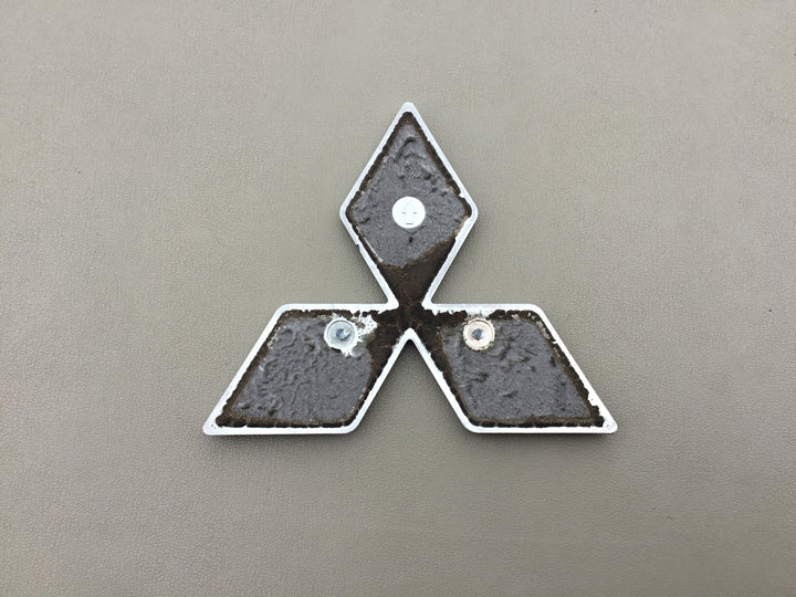 2000-2001 Mitsubishi Montero Sport Grille Emblem