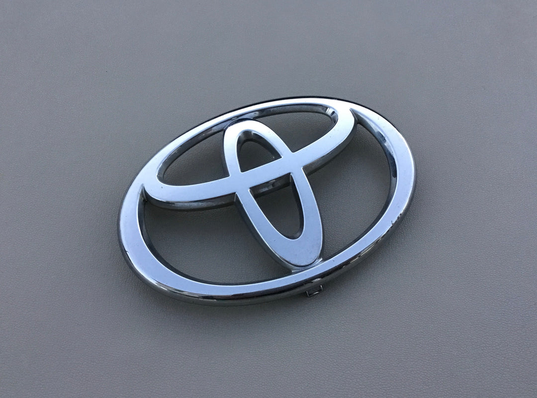 Front Grille Emblem For a 2003 2004 2005 Toyota 4Runner