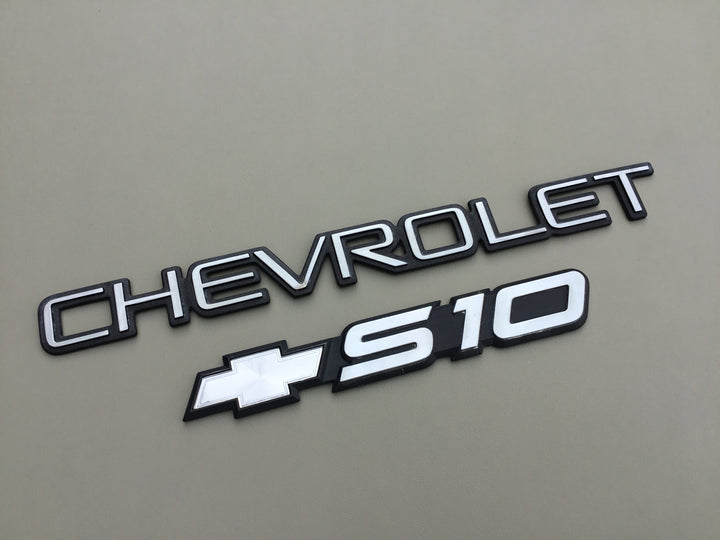 1998-2005 Chevrolet S10 Tailgate Emblem Set