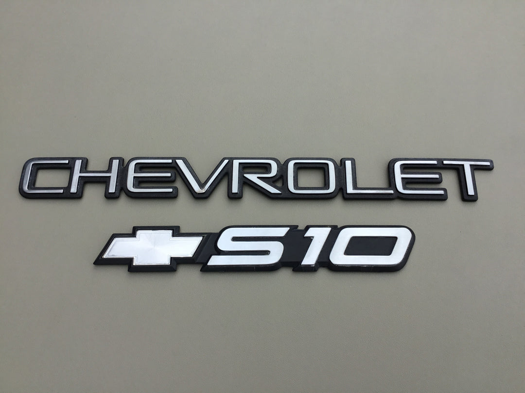 1998-2005 Chevrolet S10 Tailgate Emblem Set