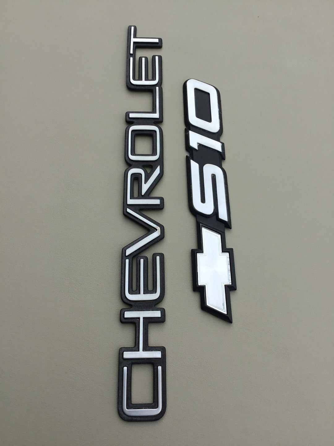 1998-2005 Chevrolet S10 Tailgate Emblem Set