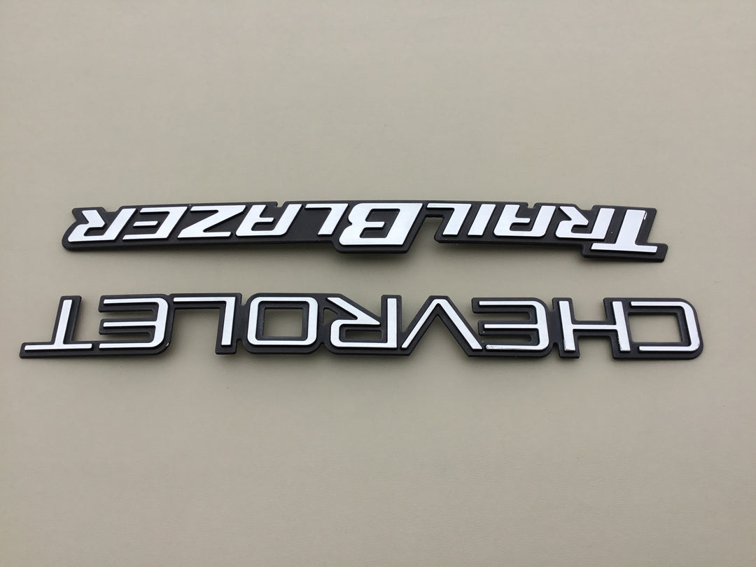 2002-2004 Chevrolet Trailblazer Tailgate Emblem Set