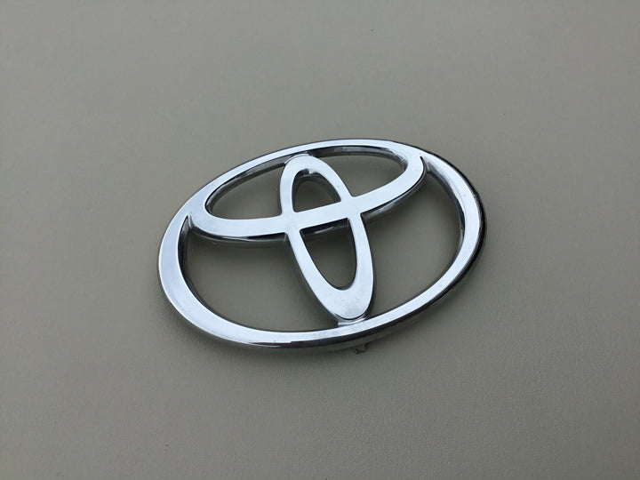 2002-2006 Toyota Camry Grille Emblem