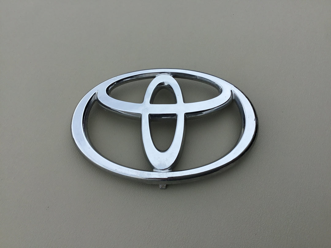 2002-2006 Toyota Camry Grille Emblem