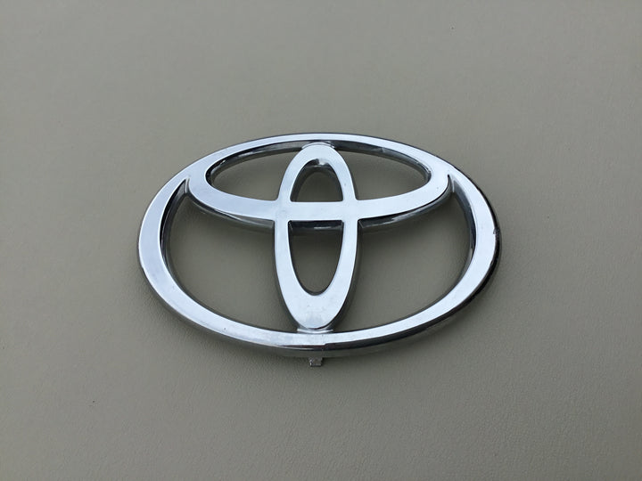 2002-2006 Toyota Camry Grille Emblem