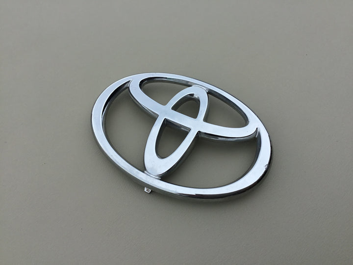 2002-2006 Toyota Camry Grille Emblem