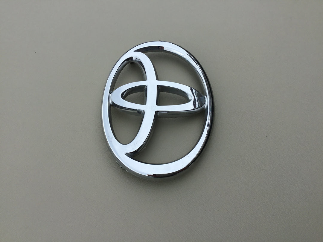 2002-2006 Toyota Camry Grille Emblem