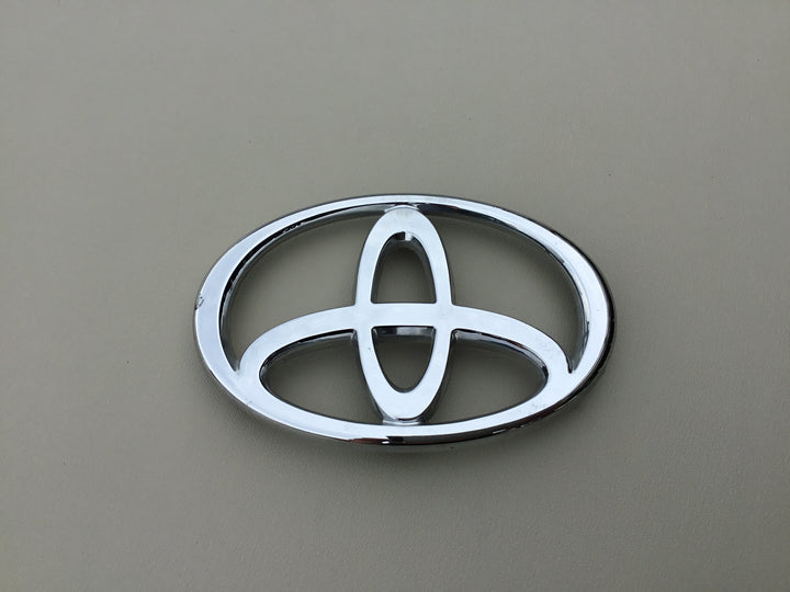 2002-2006 Toyota Camry Grille Emblem