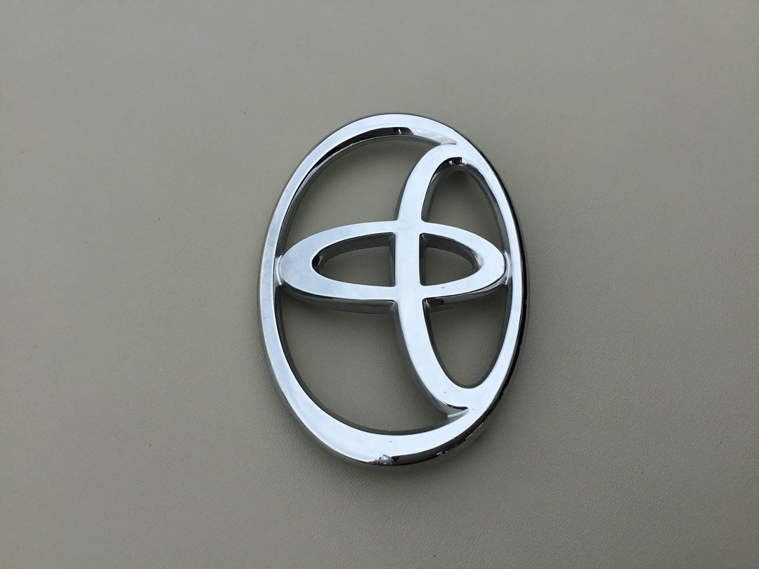 2002-2006 Toyota Camry Grille Emblem