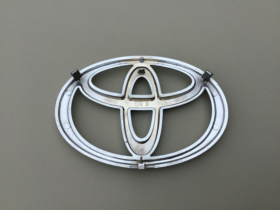 2002-2006 Toyota Camry Grille Emblem