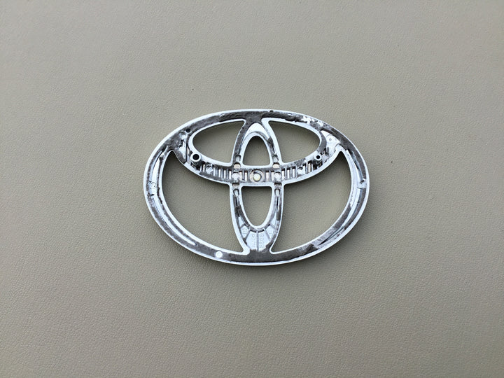 2000-2002 Toyota ECHO Front Hood Emblem