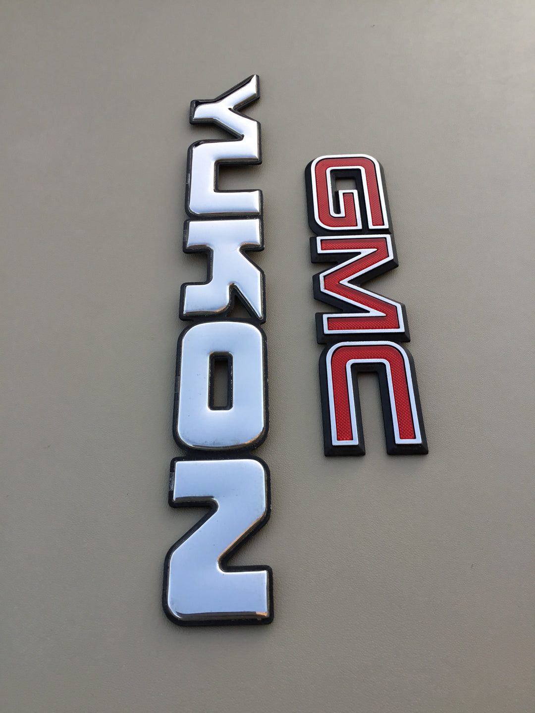 2000-2002 GMC Yukon Tailgate Emblem Set