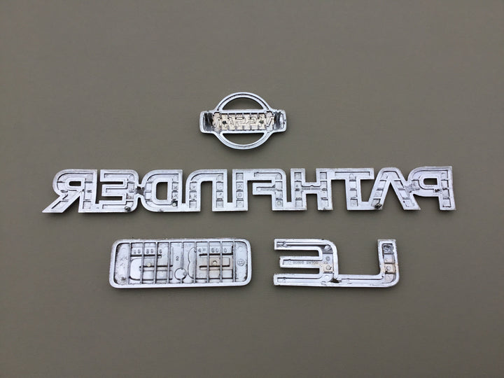 1999-2001 Nissan Pathfinder LE 3.5 Tailgate Emblem Set