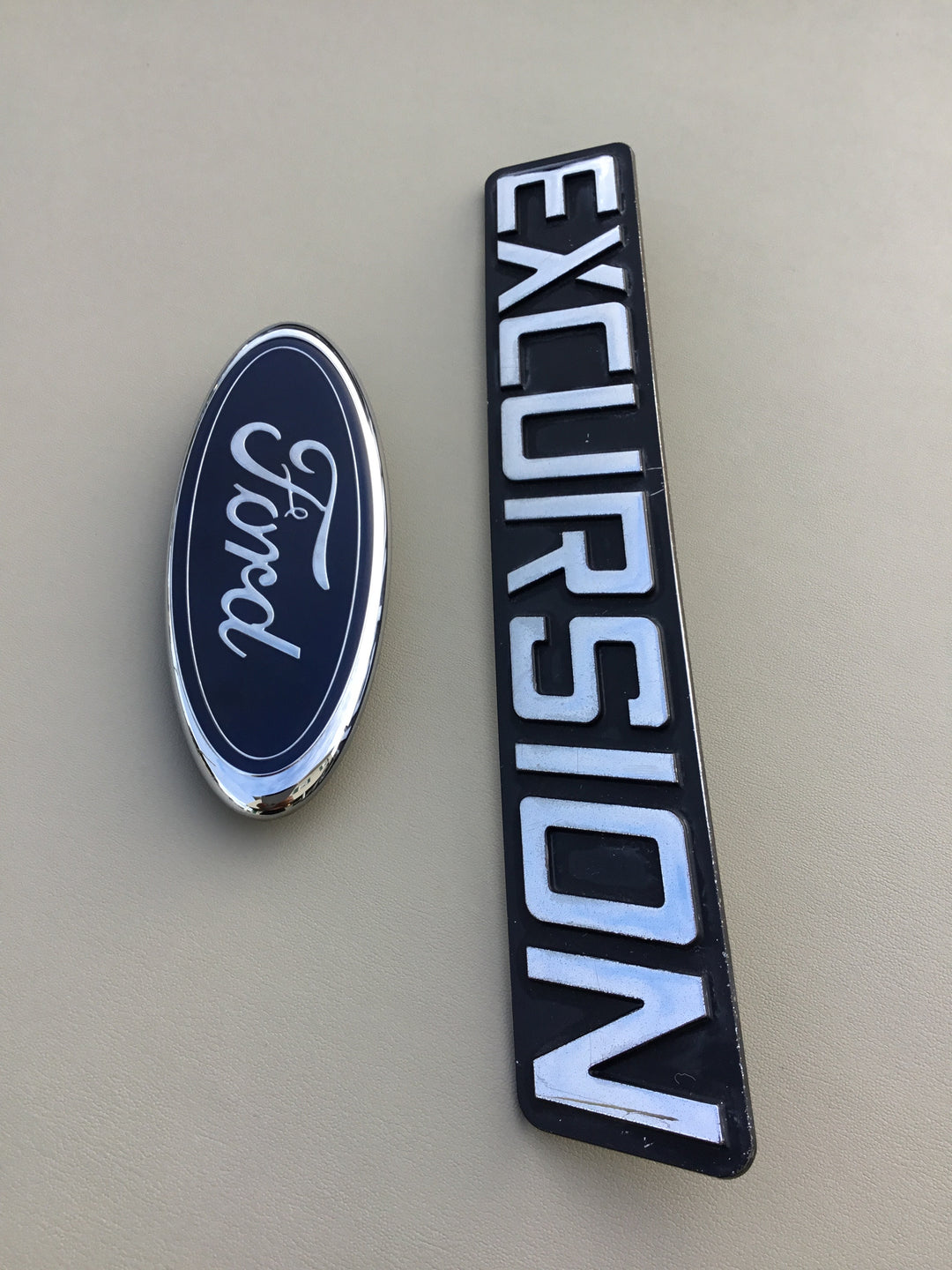 2000-2005 Ford Excursion Tailgate Emblem Set