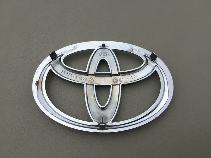 2005-2008 Toyota Avalon Grille Emblem