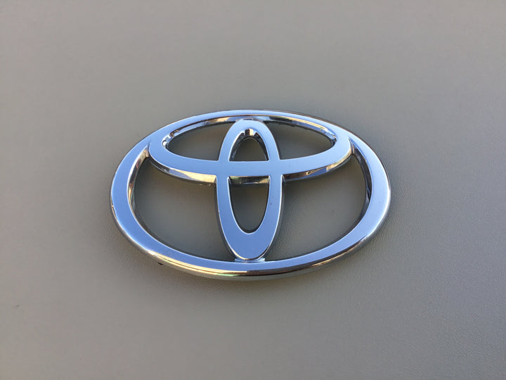 2004-2005 Toyota Sienna Grille Emblem