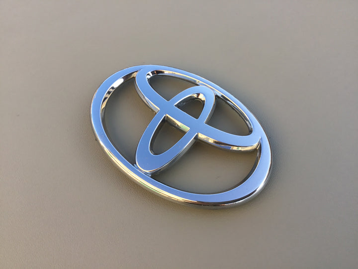 2004-2005 Toyota Sienna Grille Emblem