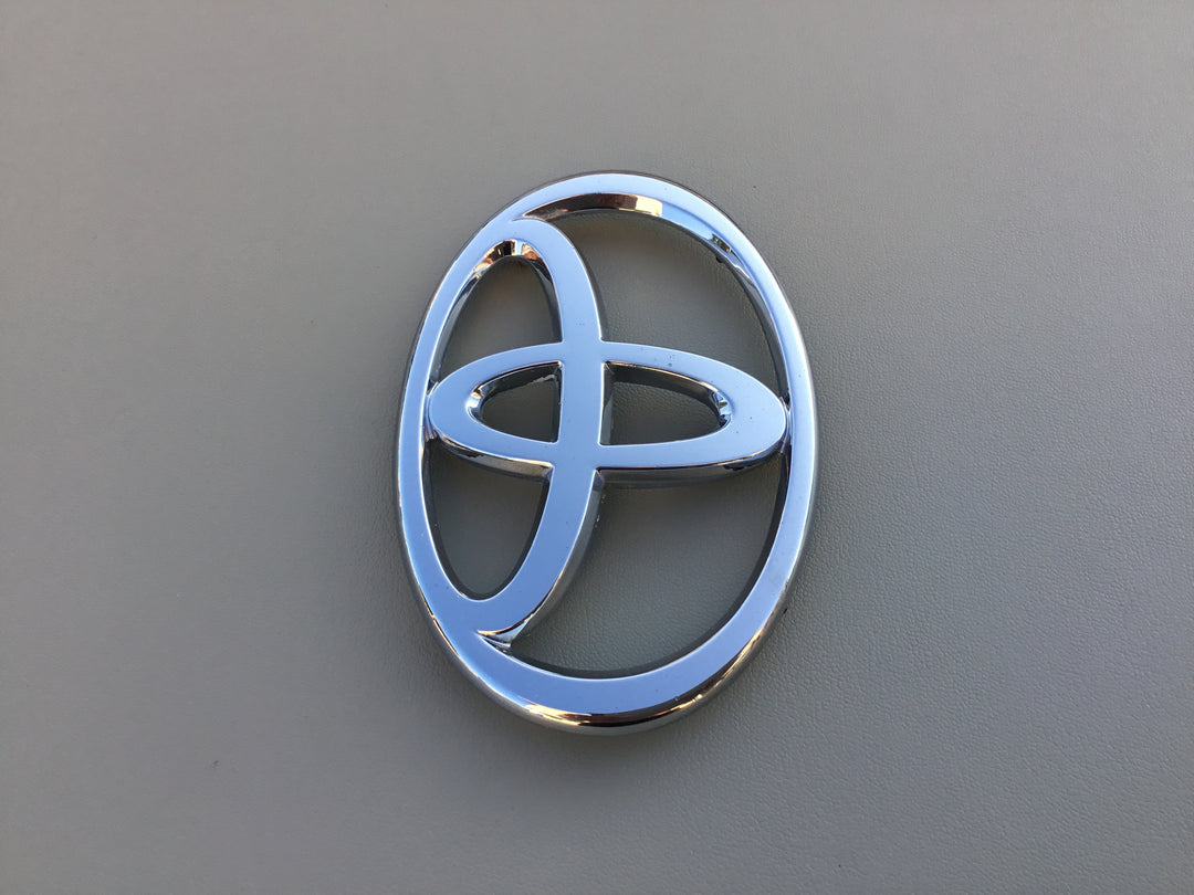 2004-2005 Toyota Sienna Grille Emblem